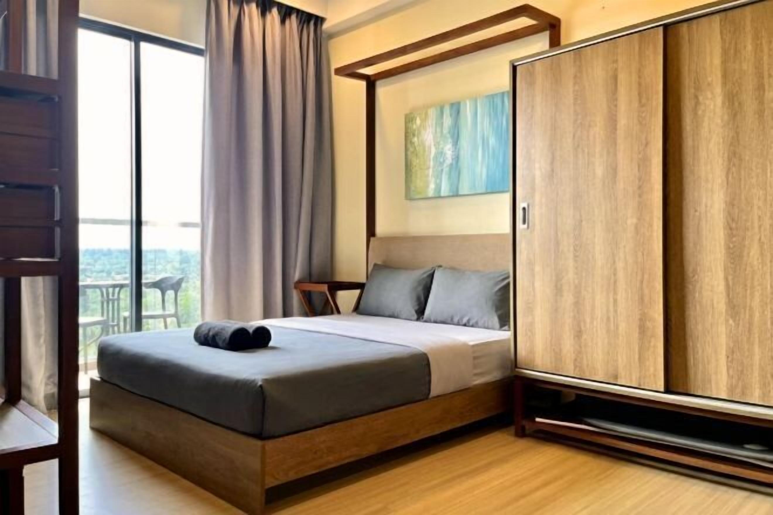 Individually furnished, desk, iron/ironing board, free WiFi