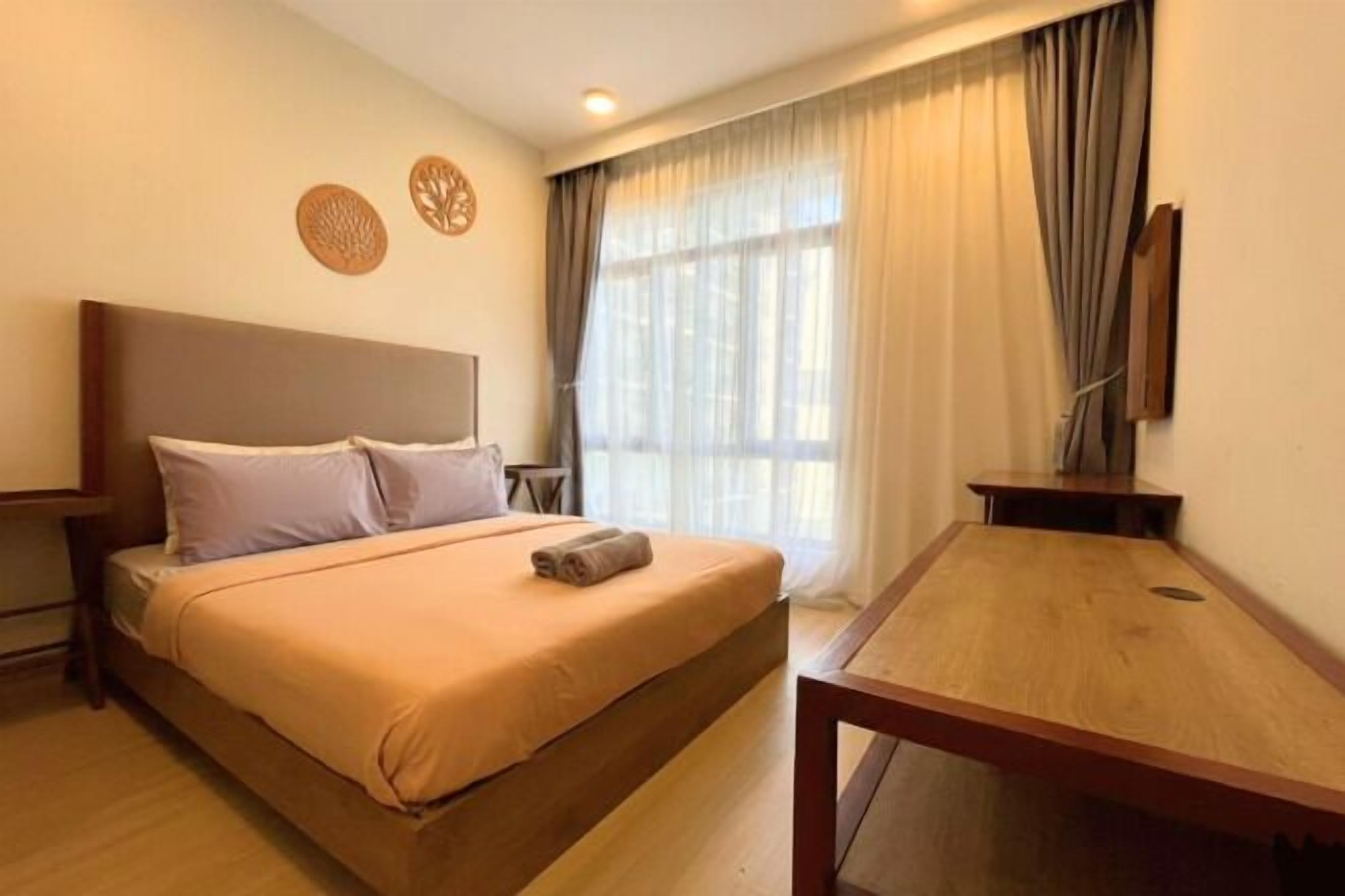 Individualmente mobiliados, escrivaninha, ferros/tábuas de passar roupa