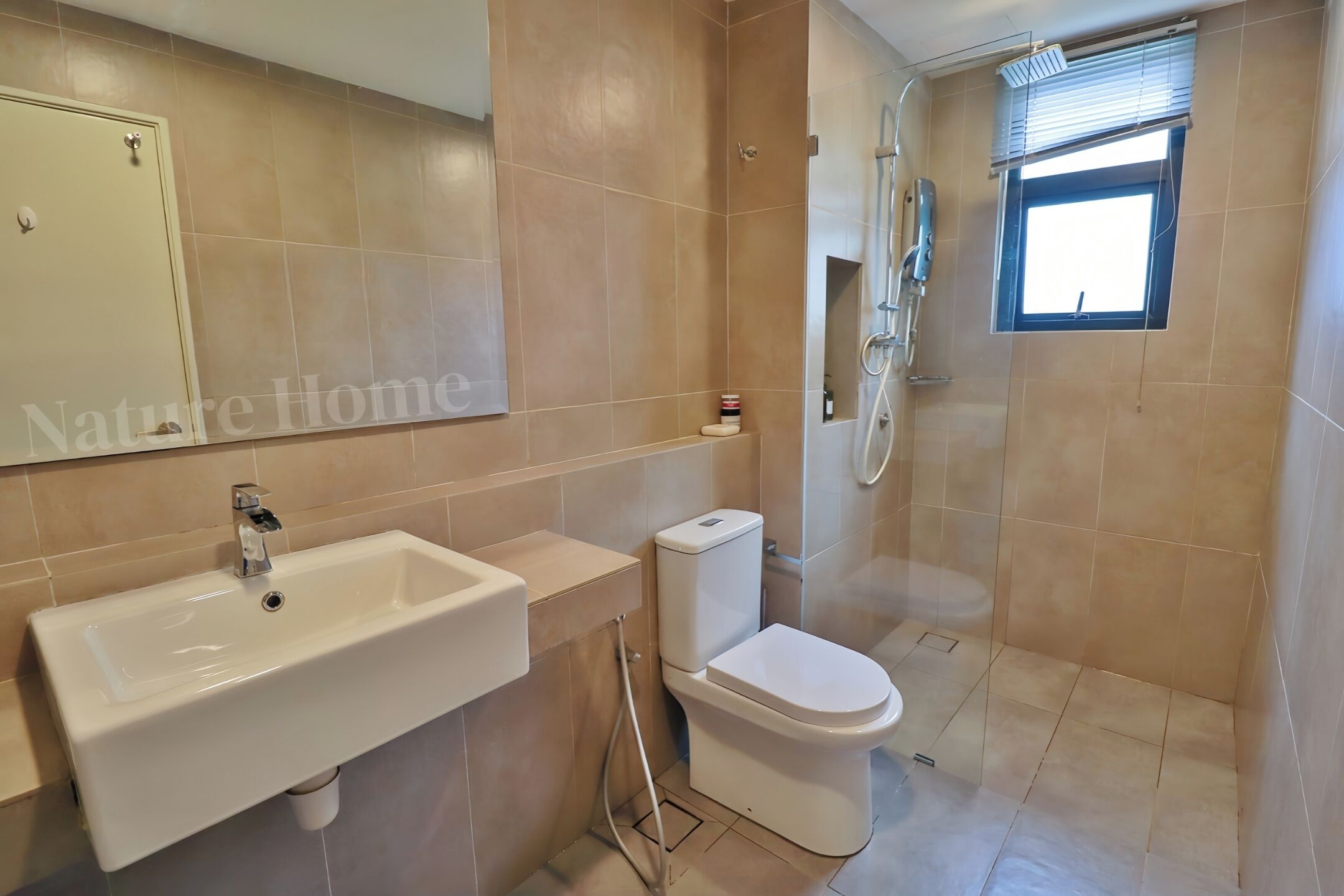 Un baño con lavabo, inodoro y ducha.