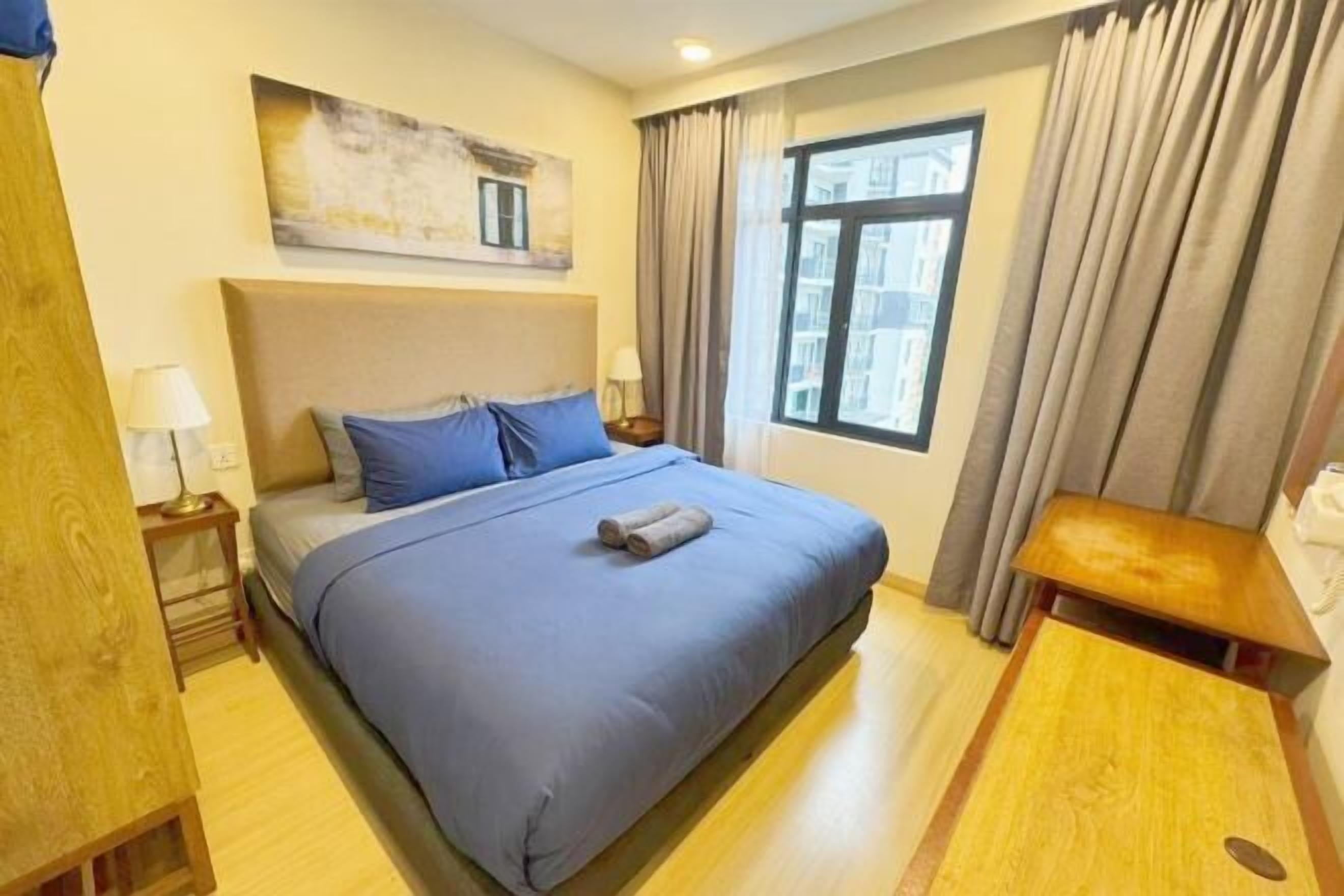 Muebles diferentes, escritorio y tabla de planchar con plancha 