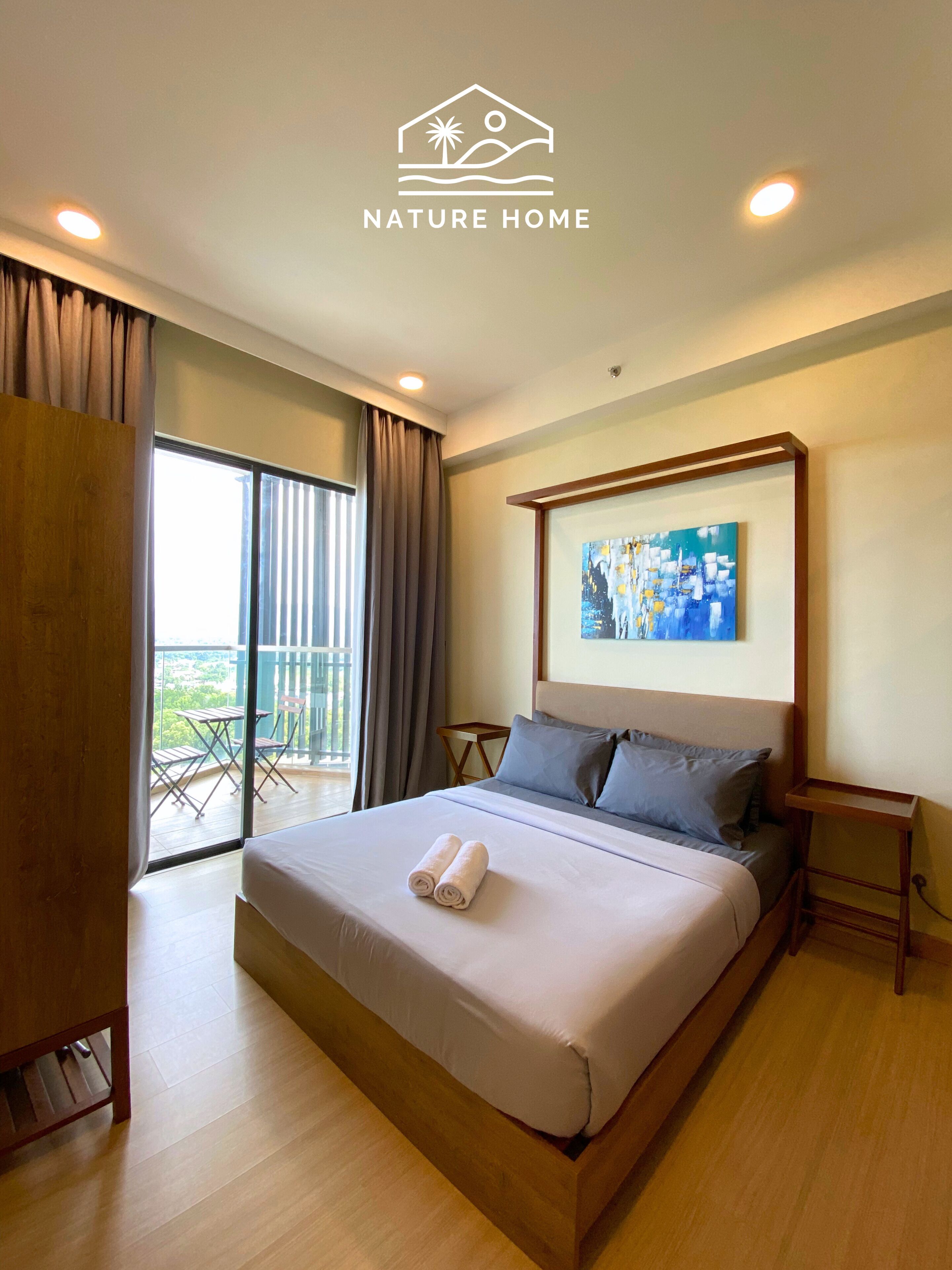 Estudio superior, balcón, vista al mar | Muebles diferentes, escritorio y tabla de planchar con plancha 