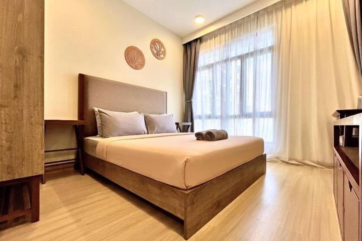 Individually furnished, desk, iron/ironing board, free WiFi