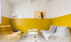 Appartement 51 | Coin séjour | Télévision à écran plat de 25 pouces avec chaînes numériques