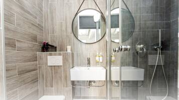 Studio 42 | Bathroom | Shower, hair dryer, towels, soap