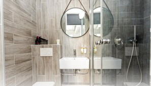 Studio 42 | Bathroom | Shower, hair dryer, towels, soap - Beauquartier - Marais Vertus (Paris)