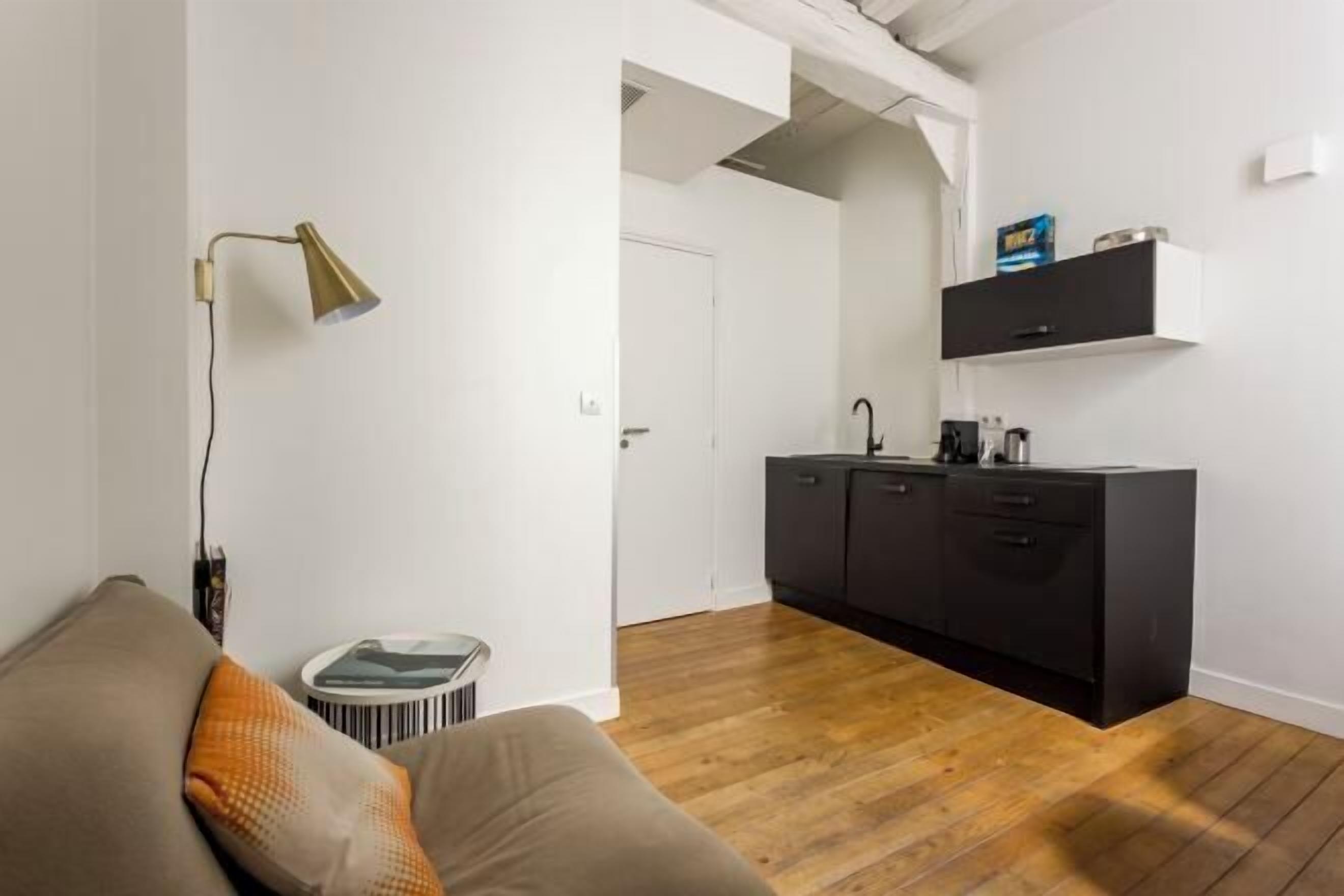 Living area | 25-inch flat-screen TV with digital channels