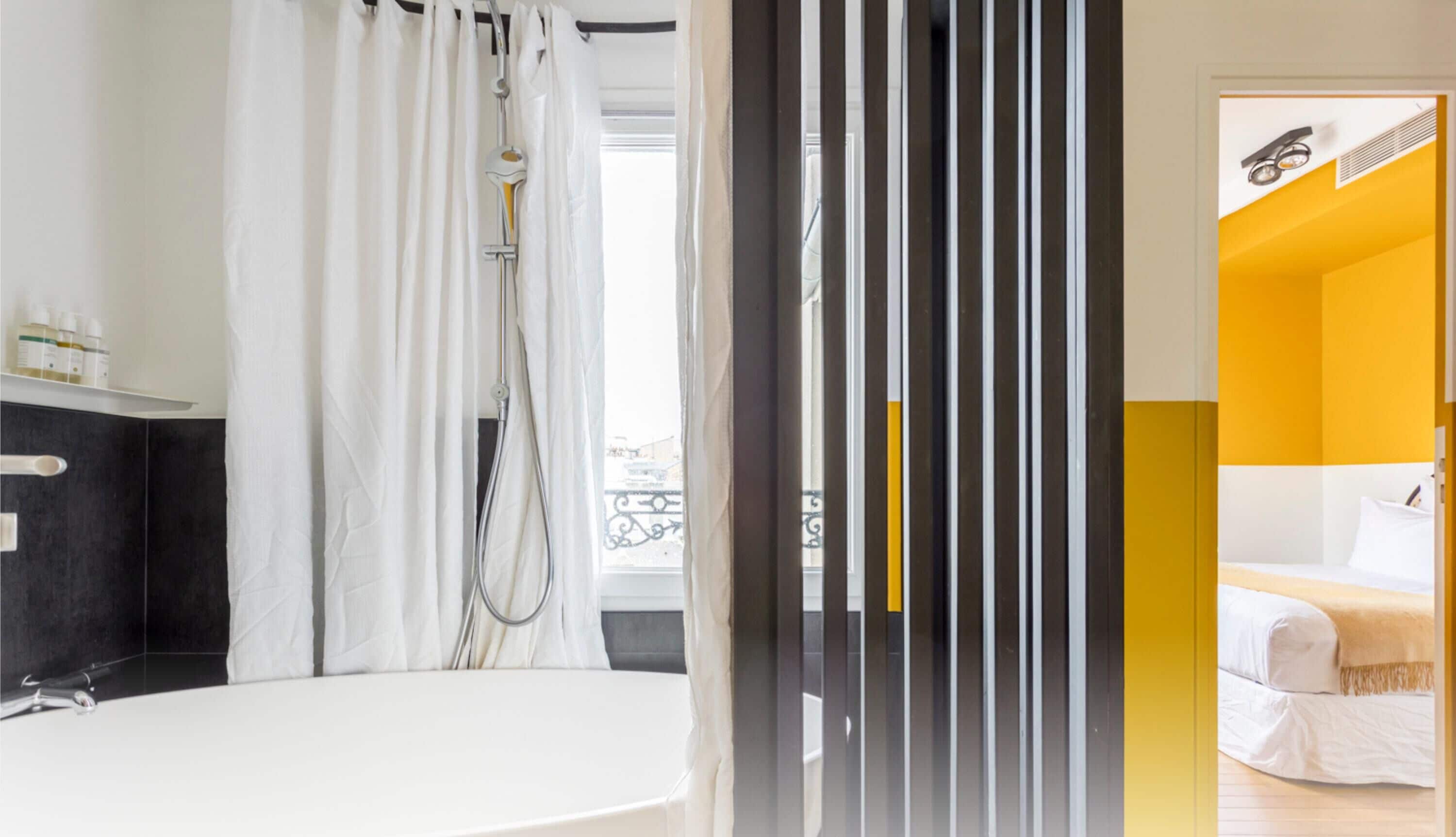 Ein modernes Badezimmer mit einer Badewanne, einer Dusche und einem WC. Ein Fenster mit Vorhängen und ein Ablagefach mit Toilettenartikeln.