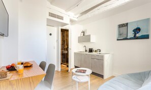 Studio 42 | Living area | 25-inch flat-screen TV with digital channels - Beauquartier - Marais Vertus (Paris)
