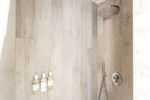 Chambre simple 41 | Bathroom | Shower, hair dryer, towels, soap - Beauquartier - Marais Vertus (Paris)