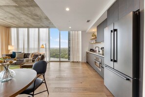 Appartamento Luxury | Cucina privata | Frigorifero con congelatore, microonde, piano cottura, lavastoviglie