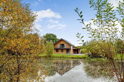 Luxury Rural Hot Tub Lodge with Lakeside Views