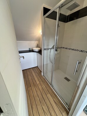 Douche, sèche-cheveux, serviettes fournies