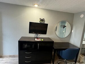32-inch LCD TV with satellite channels - Midtown Lodge (Jacksonville)