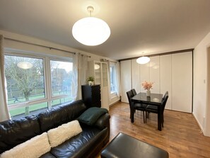 Living area - Islington Cozy One-Bedroom flat close to Angel / St Pancras / Kings cross /  (London)