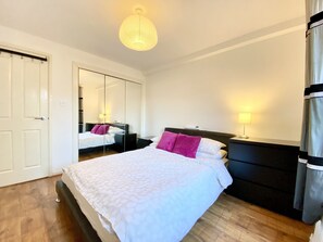 1 bedroom, iron/ironing board, WiFi, bed sheets - Islington Cozy One-Bedroom flat close to Angel / St Pancras / Kings cross /  (London)