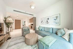 Lägenhet Comfort | Vardagsrum | 50-tums smart-tv med kabelkanaler, Netflix och streamingtjänster