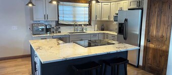 Larkspur Lodge- Luxury Home with amazing Views
