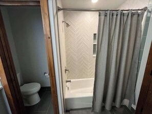 Douche, sĂšche-cheveux, serviettes fournies, shampoing
