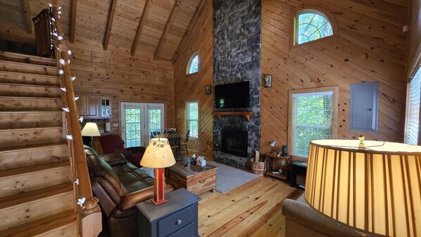 Smart TV, fireplace, books - Dogwood Nestled atop the pristine mountain canopy (Blairsville)