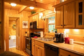 Fridge, microwave, oven, stovetop - Dogwood Nestled atop the pristine mountain canopy (Blairsville)