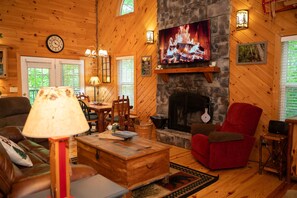 Smart TV, fireplace, books - Dogwood Nestled atop the pristine mountain canopy (Blairsville)