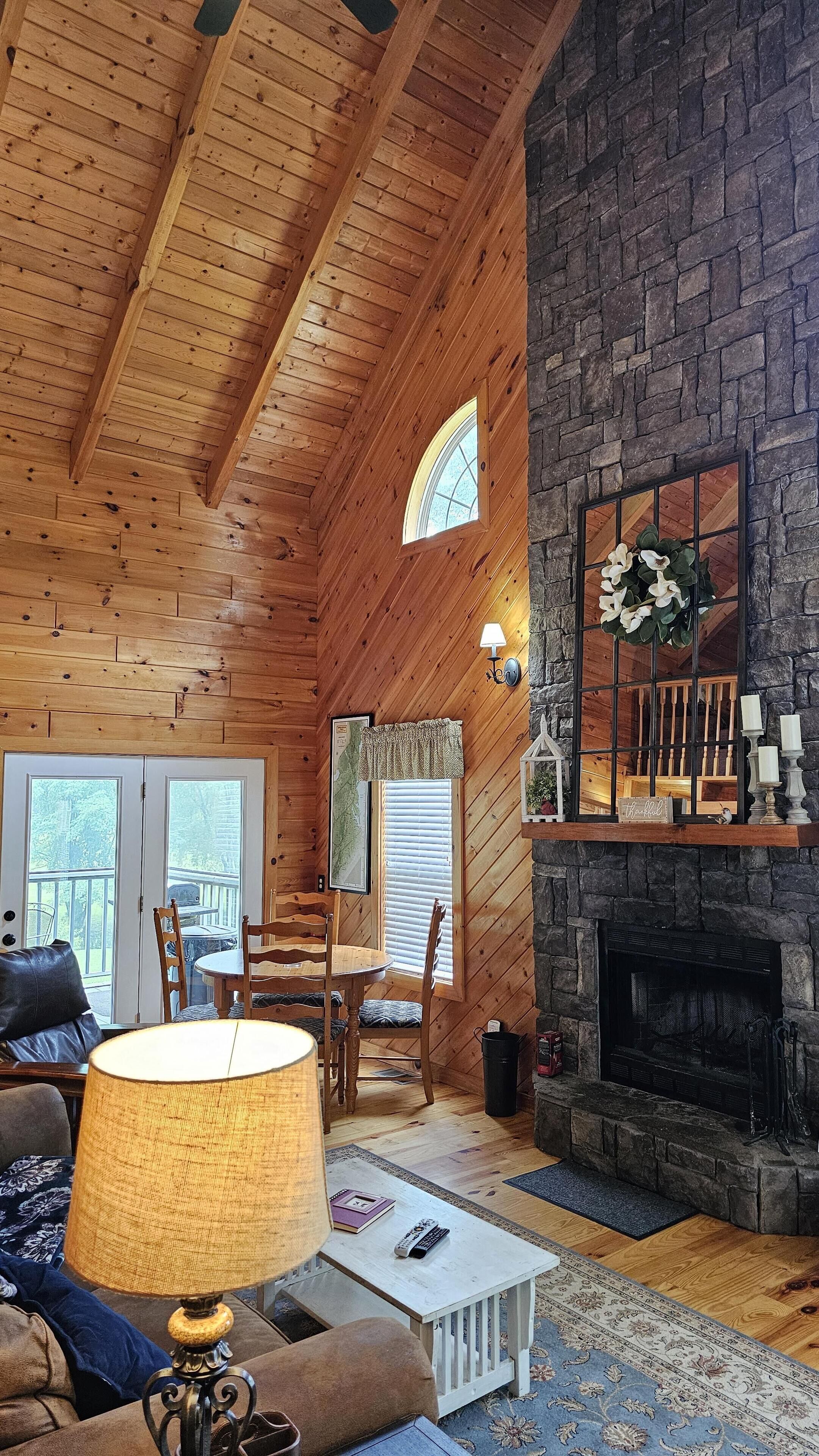 تلفزيون ذكي، مدفأة، كُتُب