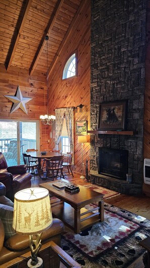 Smart TV, fireplace, books - Hummingbird-Located across from Coosa creek with mountain views (Blairsville)