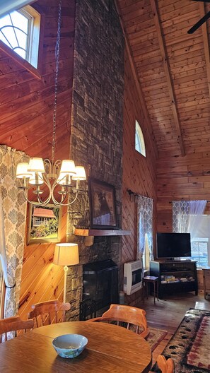 Interior - Hummingbird-Located across from Coosa creek with mountain views (Blairsville)