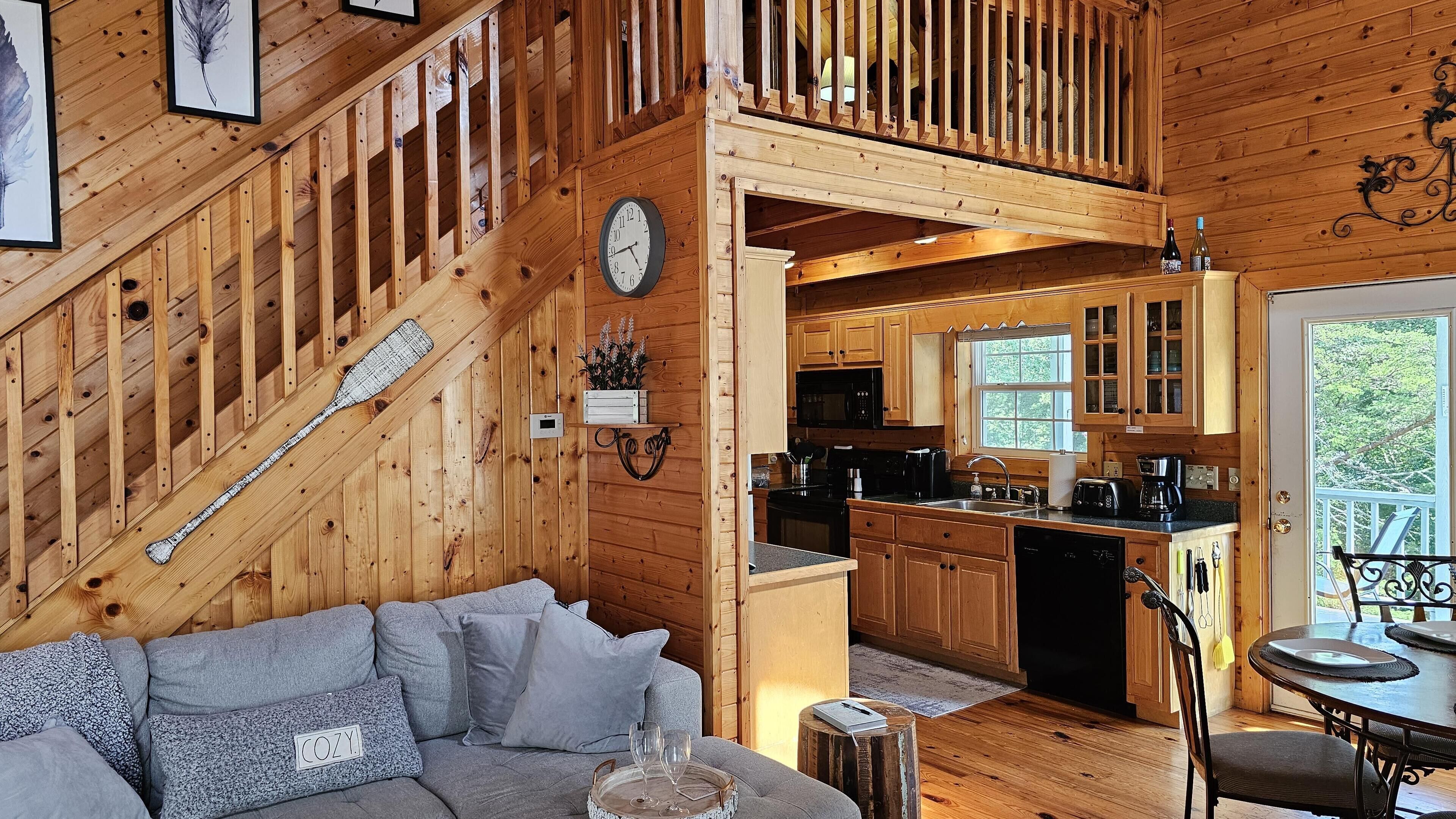 Smart TV, chimenea, reproductor de DVD y libros 