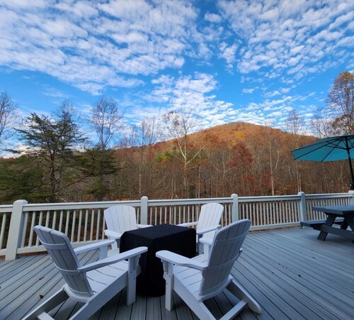 *FAMILY GETAWAY*Deck/Firepit/HOT TUB & Fireplace