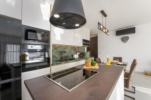 Refrigerador, microondas, horno y parrilla de estufa 