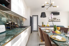 Kühlschrank, Mikrowelle, Ofen, Herdplatte