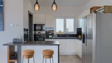 Jääkaappi, mikroaaltouuni, uuni, liesi