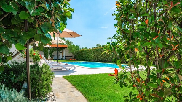 A backyard with a swimming pool, a lounge chair, and a pergola. - Villa Demetra (Istria - Tinjan) (Tinjan)
