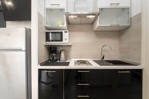 雪櫃、微波爐、焗爐、爐具