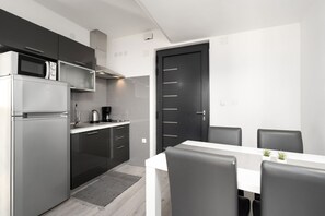 Kühlschrank, Mikrowelle, Ofen, Herdplatte