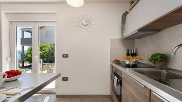 Kühlschrank, Mikrowelle, Ofen, Herdplatte