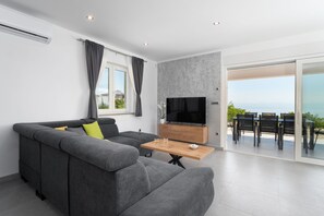 TV, fireplace, table football - Villa HillSea (Kvarner - Mošćenička Draga) (Mošcenicka Draga)