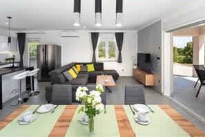 Una televisión, una chimenea, un futbolín