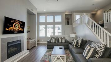 Televisión y chimenea