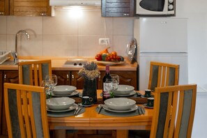 Réfrigérateur, micro-ondes, plaque de cuisson, cafetiÚre/bouilloire
