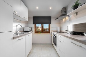 Een koelkast, een magnetron, een oven, een kookplaat