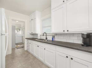 Private kitchen - CharmingTower District Bungalow  (Fresno)