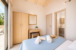 3 habitaciones, tabla de planchar con plancha, wifi y ropa de cama 