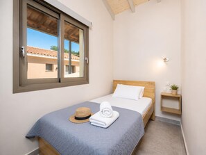 3 bedrooms, iron/ironing board, WiFi, bed sheets