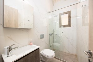 Douche, sèche-cheveux, serviettes fournies