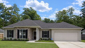 A single-story house with a brick facade, a garage, and a well-maintained lawn. - Robert House 3BR + TV all rooms • For Work/Getaway (Robert)