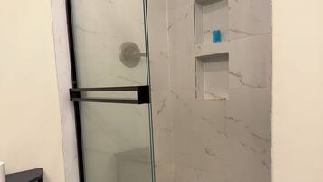 Douche, sèche-cheveux, serviettes fournies, savon