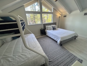 4 habitaciones, escritorio y tabla de planchar con plancha