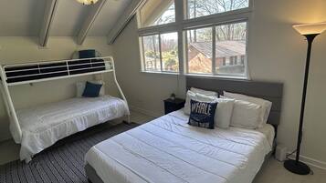 4 quartos, escrivaninha, ferros/tábuas de passar roupa, berço de viagem